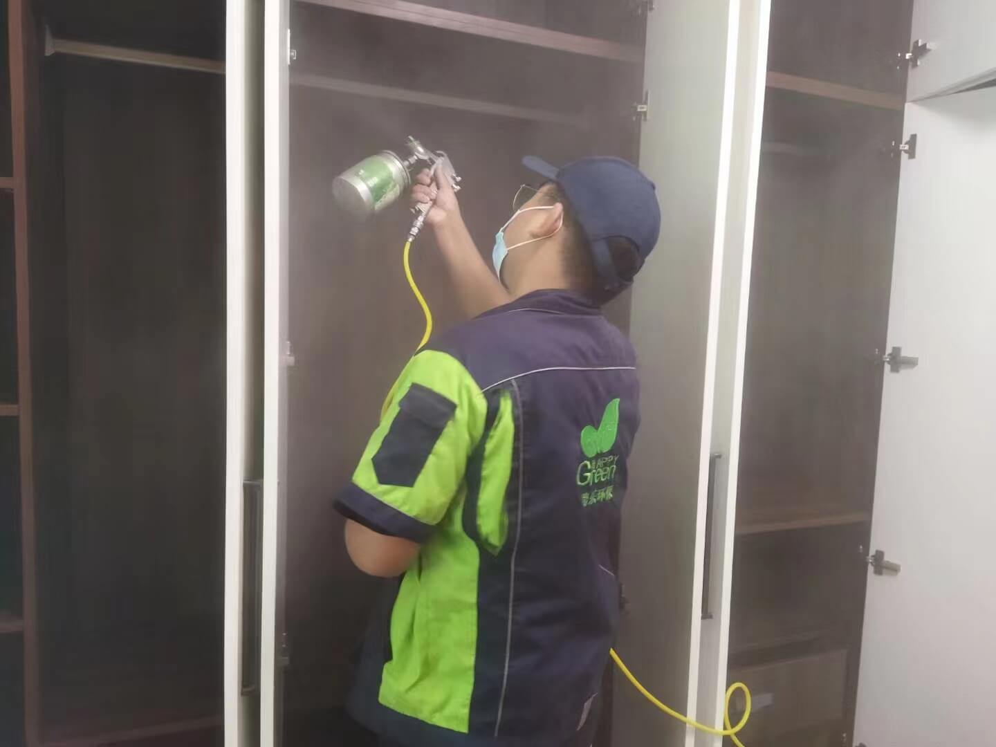 童房玩具架上，张贴着格瑞乐除甲醛玩具安全标识，提醒孩子和家长注意玩具与家具安全。