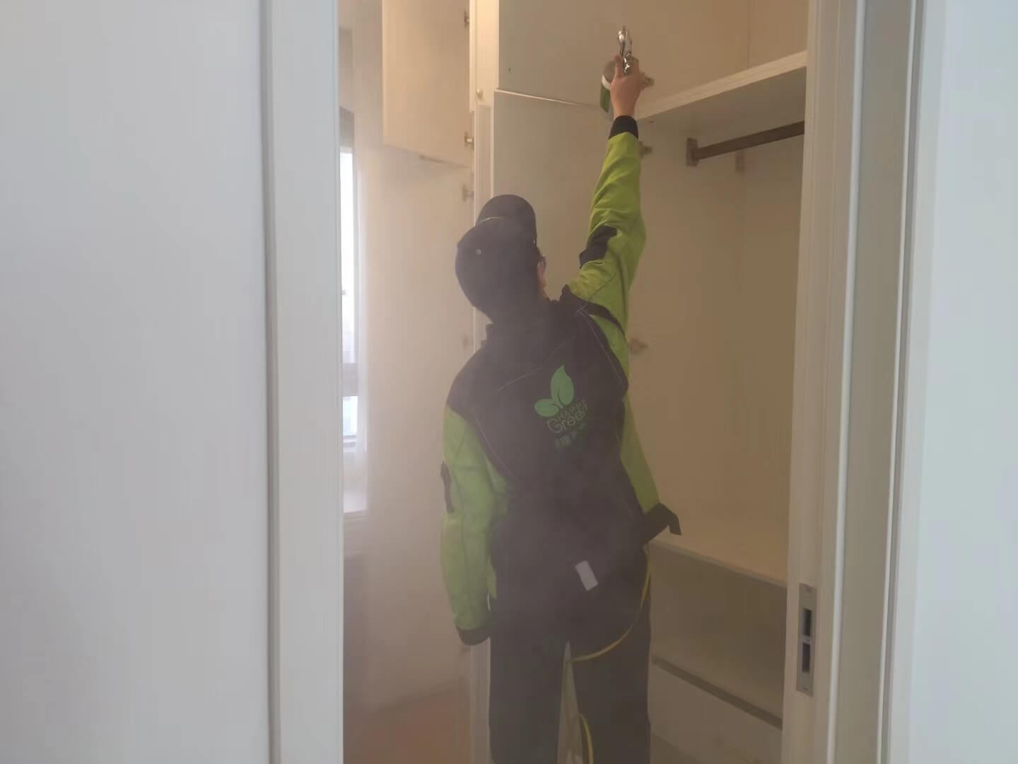 儿童房内，工人在组装木质玩具柜时，对每一处拼接点涂抹格瑞乐除甲醛专用胶。
