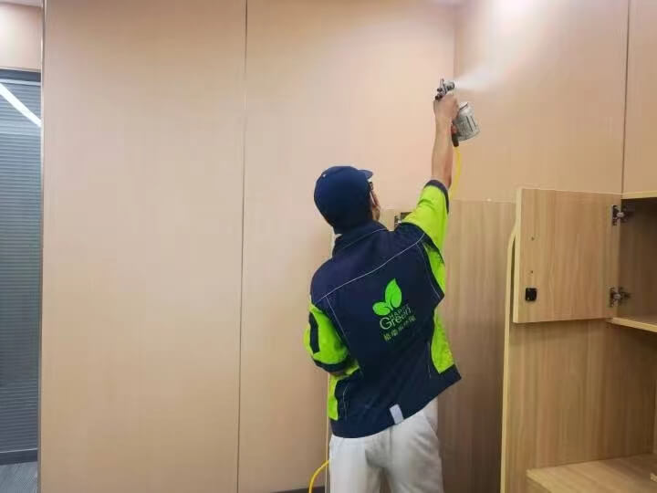 新房地下室，墙面防水完工后，工人涂刷格瑞乐除甲醛防霉涂料，打造安心储物空间。