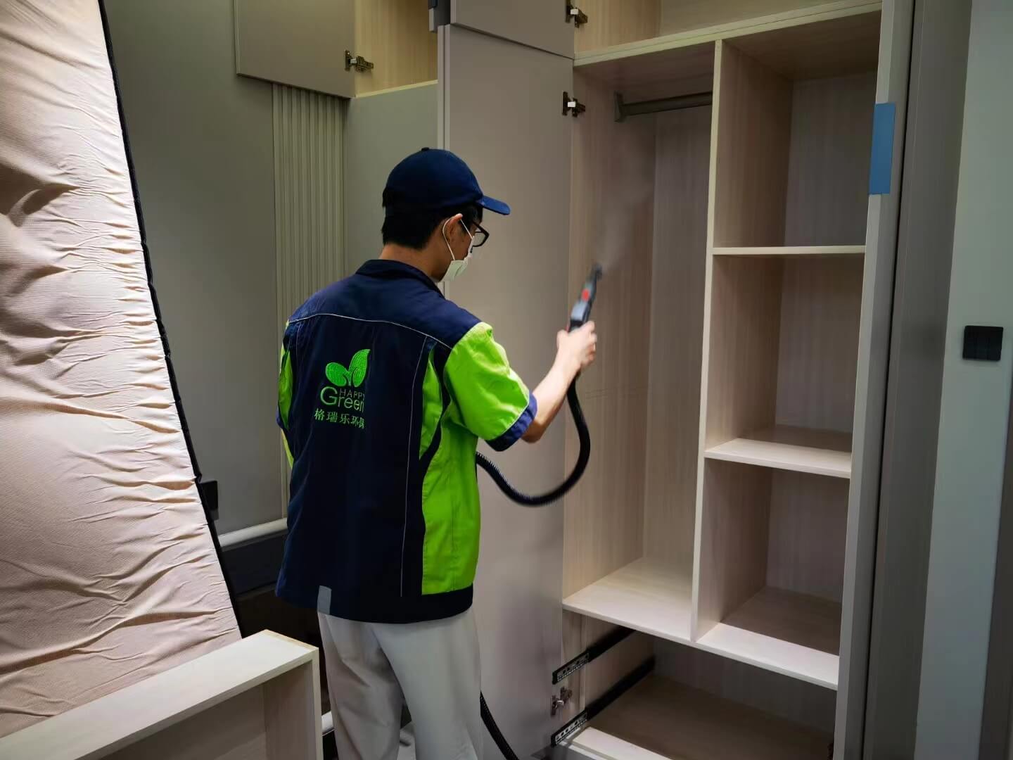 新房卫生间，工作人员在安装浴室柜后，对浴室柜的抽屉内部进行格瑞乐除甲醛喷雾处理。