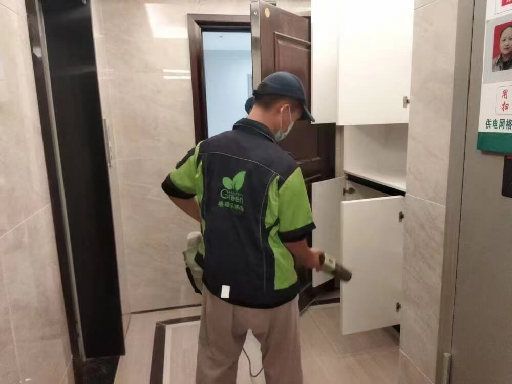 儿童房内，工人在组装木质儿童床时，对床体的每一处边角涂抹格瑞乐除甲醛防护漆。