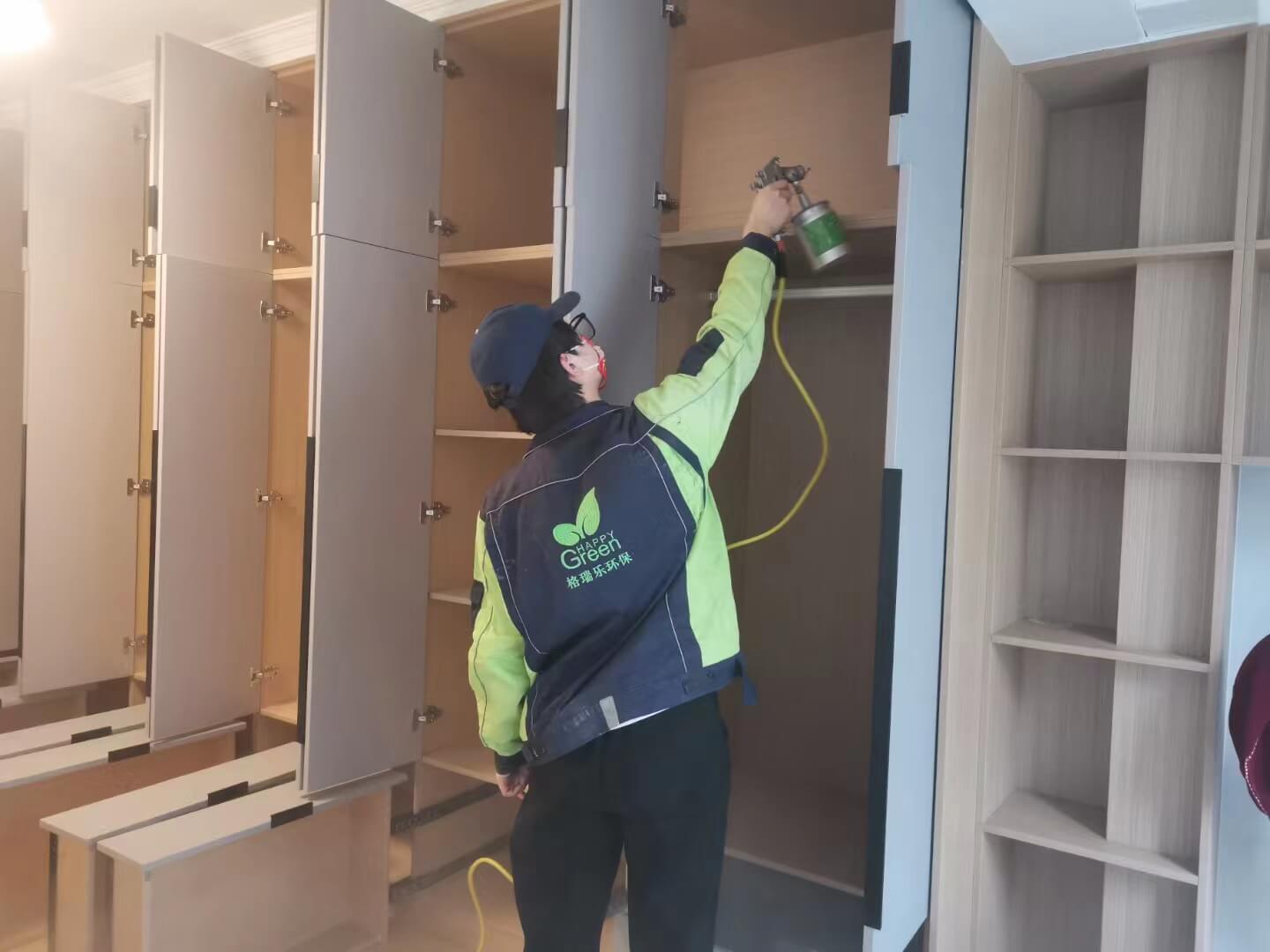 新房卫生间，工作人员在浴室柜安装完毕后，对抽屉内部进行格瑞乐除甲醛喷雾作业。