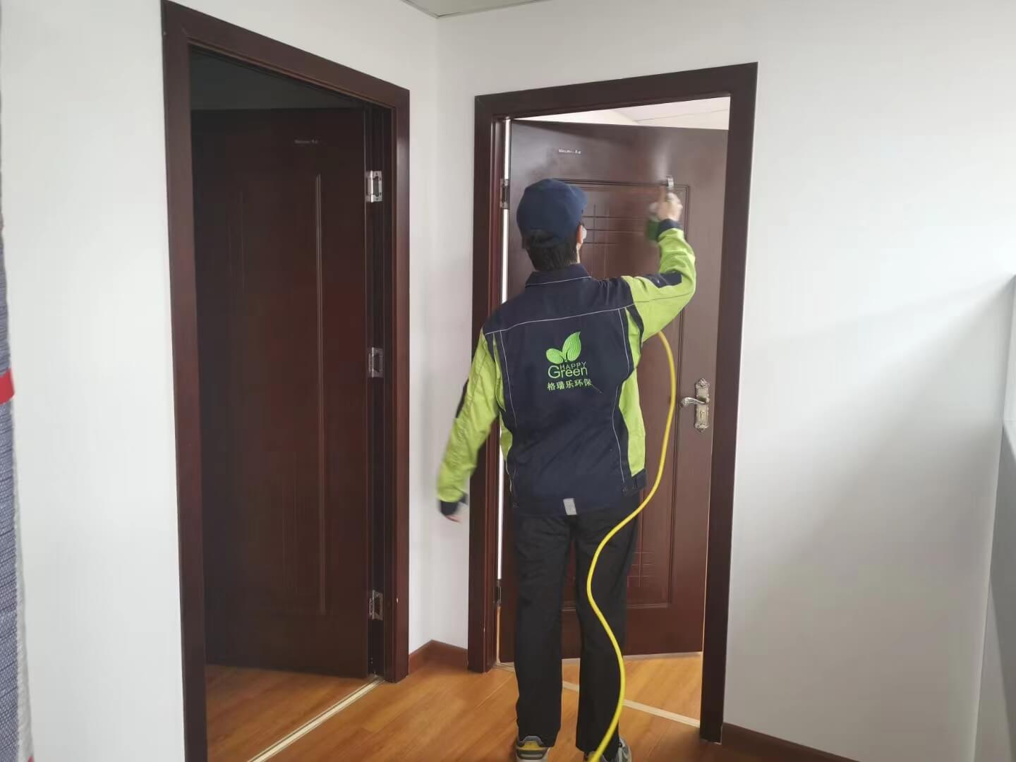 新房阳台，工作人员对着藤制休闲椅的每一条藤条缝隙，精准喷洒格瑞乐除甲醛药剂。