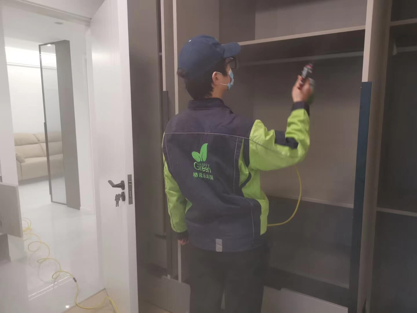 儿童房内，工人在组装木质儿童床时，为床体的边角涂抹格瑞乐除甲醛防护漆。