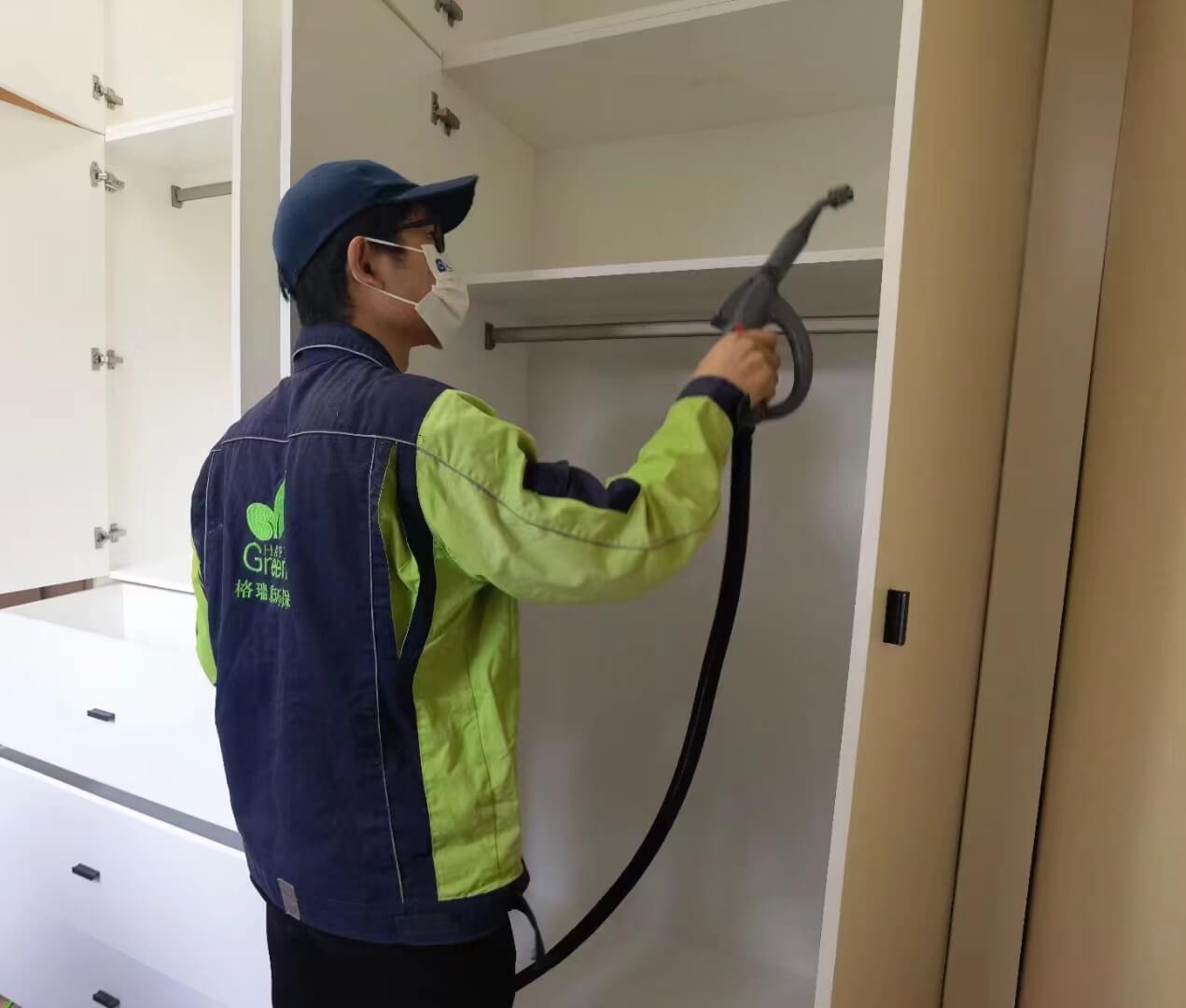 新房卫生间，工作人员在安装好浴室柜后，对浴室柜的柜门合页处进行格瑞乐除甲醛润滑剂涂抹，既保障开合顺畅又能除醛。