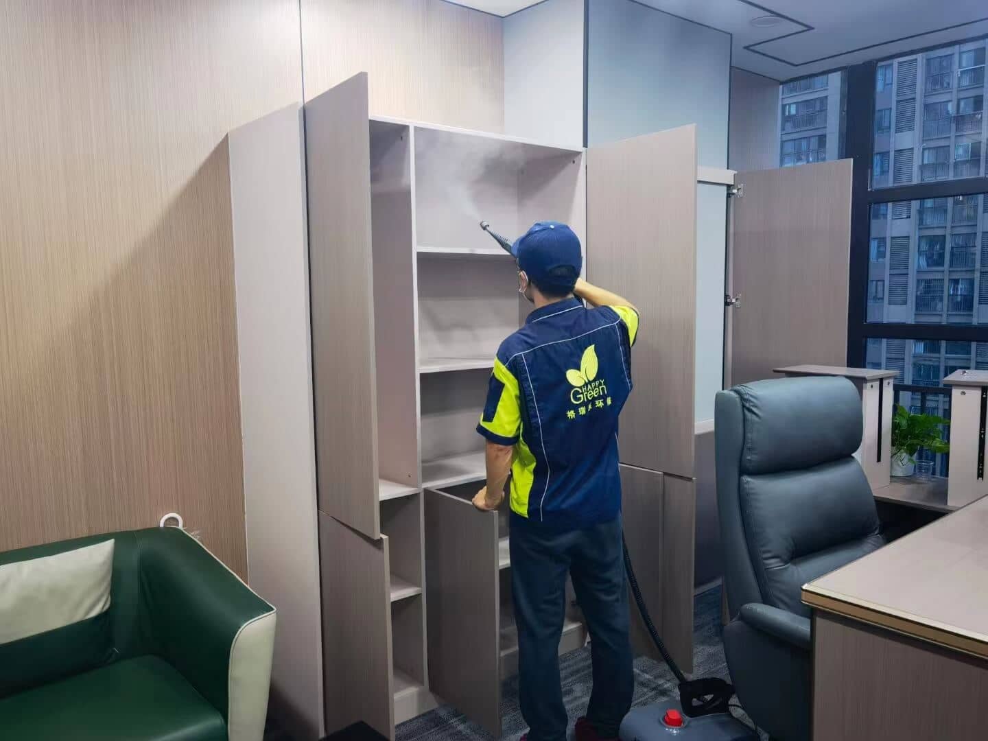 新房阳台，工作人员对着金属休闲椅的每一处焊接点和表面，精准喷洒格瑞乐除甲醛防锈除醛剂。
