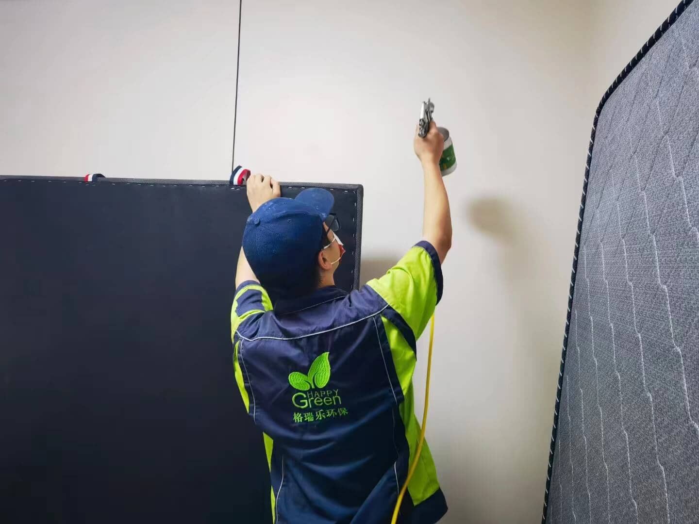 新房卫生间，工作人员在浴室柜安装完毕后，对柜门的铰链和把手进行格瑞乐除甲醛润滑剂涂抹，既保证开合顺畅又除醛。