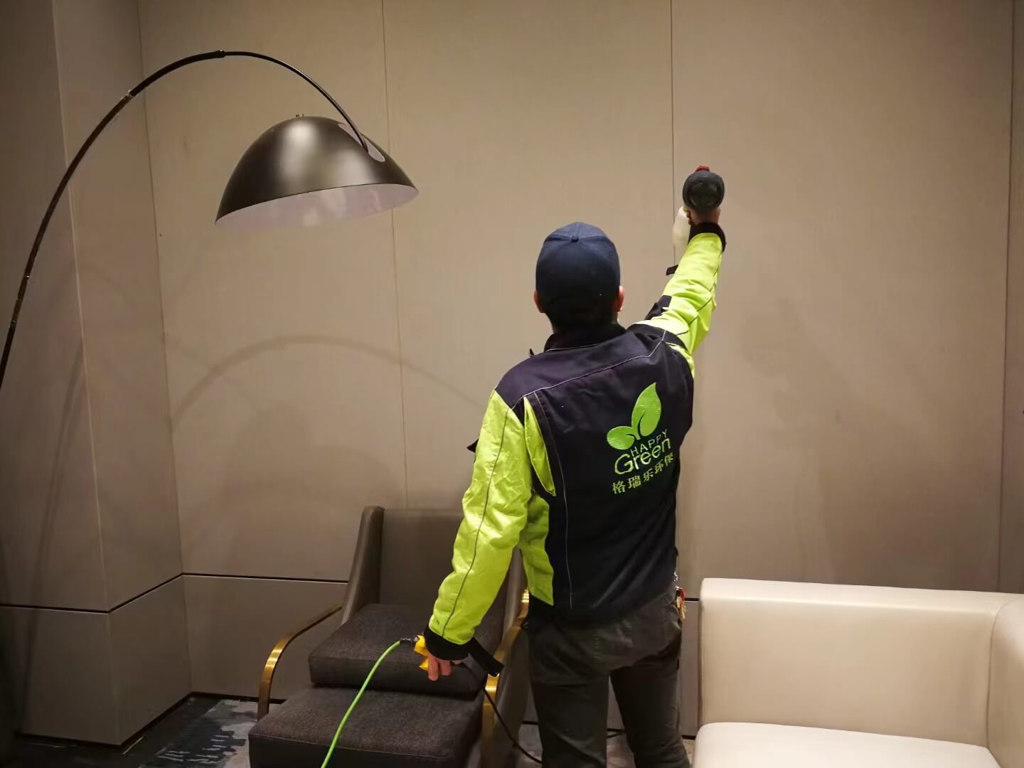 客厅电视柜安装现场，工人用砂纸配合格瑞乐除甲醛清洁剂，对电视柜的表面进行打磨清洁，去除潜在甲醛。