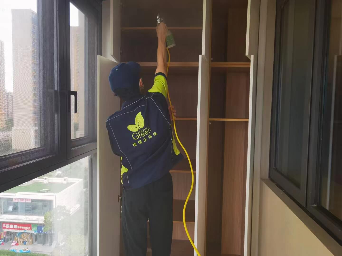 儿童房内，工人在组装儿童书桌时，对书桌的边角进行格瑞乐除甲醛防护处理，防止孩子磕碰受伤且除醛。