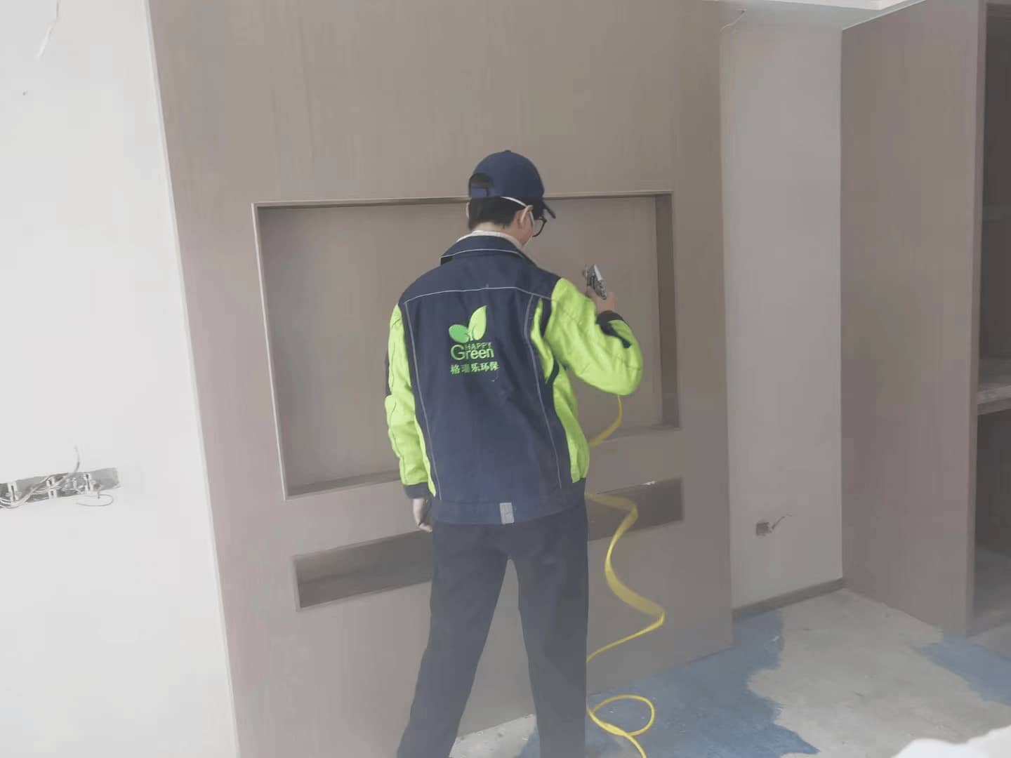 装有格瑞乐除醛密封胶的胶枪，施工人员用其对家具缝隙进行密封除醛处理，密封胶在填充缝隙的同时，能有效阻止甲醛释放，增强除醛效果，胶枪的枪头上挤出了一小段密封胶。