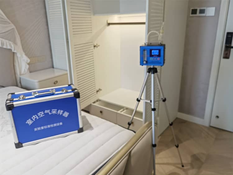 武汉业主必看！装修污染不止甲醛，这些危害要警惕  “工地扬尘捂鼻走，餐馆油烟关窗躲，可屋里的装修污染，咋躲？” 在武汉，咱总以为能躲开室外的显性污染，却没意识到，室内装修带来的隐形危害，才更让人防不胜防。这几年，装修污染已成威胁人类健康的 “新杀手”，而且它远不止甲醛这一种 —— 灰尘、噪声、重金属、苯等，都在悄悄侵蚀咱的健康。今天就给武汉新屋主子们唠唠：装修污染的那些事儿，全面防护才靠谱，别等危害找上门才后悔。  一、触目惊心！装修污染的危害远超想象 很多武汉业主以为装修污染就是 “有点味道”，却不知道它的危害早已被权威数据证实，且波及范围极广： 1.权威数据敲响警钟，污染致死率惊人：有资料统计，我国每年因建筑涂料（主要是苯中毒）引发的急性中毒事件就有 400 多起，涉及 1.5 万余人；世界卫生组织报告更是明确：室内空气污染在 18 类致癌物质中排第一，全球每年有 200 多万人因空气污染直接患病死亡。更值得警惕的是，咱 80% 以上的人，每天 70% 以上的时间都在室内度过，相当于 “全天候暴露” 在污染环境中； 2.武汉生活场景：污染无孔不入：在武汉，装修时的灰尘能飘满整个小区，邻居家施工的噪声能让人彻夜难眠；入住后，家具散发的甲醛、墙面涂料的苯、窗帘里的重金属，甚至尘螨、霉菌，都在悄悄危害健康。有武汉业主吐槽：“装修完总觉得喉咙干痒，还以为是换季，结果检测发现甲醛、TVOC 都超标，才知道是污染在搞鬼。” 二、重新认识装修污染：不止甲醛，这些危害也别忽视 提到装修污染，武汉业主首先想到甲醛，但广义的装修污染远不止于此，它是多种危害的 “集合体”： 1.气体污染：甲醛、苯等 “隐形杀手”：这是最常见的污染类型，甲醛、苯、二甲苯、氨、TVOC 等挥发性有机物，主要来自装修材料和家具。甲醛释放期长达 10 年，会致癌致畸；苯则易引发急性中毒，损害造血功能，对孕妇和儿童危害尤其大； 2.物理污染：灰尘、噪声影响生活质量：装修时的建筑垃圾、切割粉尘，会弥漫在室内空气中，被吸入后易引发呼吸道疾病；施工时的敲打、切割噪声，不仅影响休息，长期下来还会损伤听力； 3.其他污染：重金属、细菌等暗藏隐患：家具、涂料中可能含有的重金属，会通过皮肤接触、呼吸等方式侵入人体；布艺家具、床垫中的尘螨、霉菌，更是过敏体质人群的 “噩梦”。这些污染看似不起眼，却会长期影响健康，不能忽视。 金句：装修污染不是 “单一味道”，是多种危害的 “组合拳”—— 武汉新屋主子，全面防护才是硬道理。 三、污染源头在哪？装修材料是 “重灾区” 装修污染的核心源头，还是在于装修材料，武汉业主选材料时一定要擦亮眼睛： 1.主材 + 辅材，都可能藏污染：复合地板、人造板家具的黏结剂会释放甲醛；油漆、涂料中含有苯、TVOC；壁纸、窗帘的染色工艺可能残留重金属；就连装修用的胶黏剂、密封胶，也可能成为污染源头； 2.“叠加效应” 最可怕，单个达标≠全屋安全：很多武汉业主纳闷：“我选的每样材料都达标，怎么全屋还是污染？” 其实是 “叠加效应” 在作祟 —— 单个材料的污染物含量可能很低，但多件材料、家具集中在武汉新房的小空间里，污染物就会 “超标叠加”，危害翻倍； 3.武汉气候加剧污染释放：高温高湿是 “催化剂”：武汉夏秋季高温高湿，会加速甲醛、苯等污染物从材料中释放，让室内污染浓度翻倍。很多业主以为 “通风几个月就没事”，却不知道高温天很容易反弹超标。 四、武汉业主防护指南：4 步打造绿色家居 想远离装修污染，不能只靠 “躲”，要从源头到治理全方位发力，武汉业主这么做就行： 1.装修前：选环保材料，从源头控污染：优先选有环保认证（如十环认证、E0 级认证）的材料，尤其是胶黏剂、油漆、复合地板等 “重灾区”。尽量选有机污染物含量低的产品，同时避免过度装修 —— 少用复杂造型、少堆家具，减少污染叠加的可能； 2.装修中：做好防护，减少施工污染：要求装修公司规范施工，施工时做好防尘、降噪措施；及时清理建筑垃圾，保持室内通风，让施工中产生的灰尘、有害气体尽快散发； 3.装修后：全面检测，不盲目入住：装修完别凭 “没味道” 判断是否安全，很多污染物无色无味却危害极大。一定要找专业机构做全面检测，不仅测甲醛，还要测苯、TVOC、重金属等指标，确认全部达标后再入住； 4.超标后：专业治理，拒绝偏方：若检测发现污染超标，别用柚子皮、醋泡水等无效偏方，找专业治理公司才是最靠谱的选择。武汉格瑞乐环保深耕本地多年，针对甲醛、苯、TVOC 等复合污染，采用针对性治理技术，能从源头分解有害物质，同时辅助解决粉尘、霉菌等隐患，治理后浓度稳定在国标以下，支持第三方复检，让业主彻底放心。 五、武汉业主互动：你家装修做过全面污染检测吗？ 评论区聊聊：你家装修后有没有做过全面污染检测？遇到过哪些装修污染问题？分享你的经历，专业人员帮你排查各类污染隐患！  结尾问答 1.武汉新房只检测甲醛就行，不用测其他污染吗？答：不行！装修污染是 “组合拳”，苯、TVOC、重金属等危害不亚于甲醛。尤其是有老人、孩子、孕妇的家庭，建议做全面检测，避免遗漏隐形危害； 2.除了专业治理，武汉业主还能怎么减少室内污染？答：装修后保持通风，搭配绿植、活性炭辅助吸附；定期清洁家居，减少尘螨、霉菌滋生；避免在室内堆放刺激性物品，这些都能辅助改善室内环境，但不能替代专业治理； 3.格瑞乐环保的治理服务，能解决所有装修污染吗？答：能针对性解决主要污染问题！针对甲醛、苯、TVOC 等气体污染，采用专业技术从源头分解；同时能辅助治理粉尘、霉菌等隐患，为武汉业主打造全方位的绿色家居环境，治理后支持全面检测达标。 如果想了解格瑞乐环保的室内污染全面治理方案，或需要专业人员上门评估污染风险、制定个性化防护计划，可在线咨询，让专业团队帮武汉新屋主子们全方位搞定装修污染，守护全家健康，住得安心又舒服！